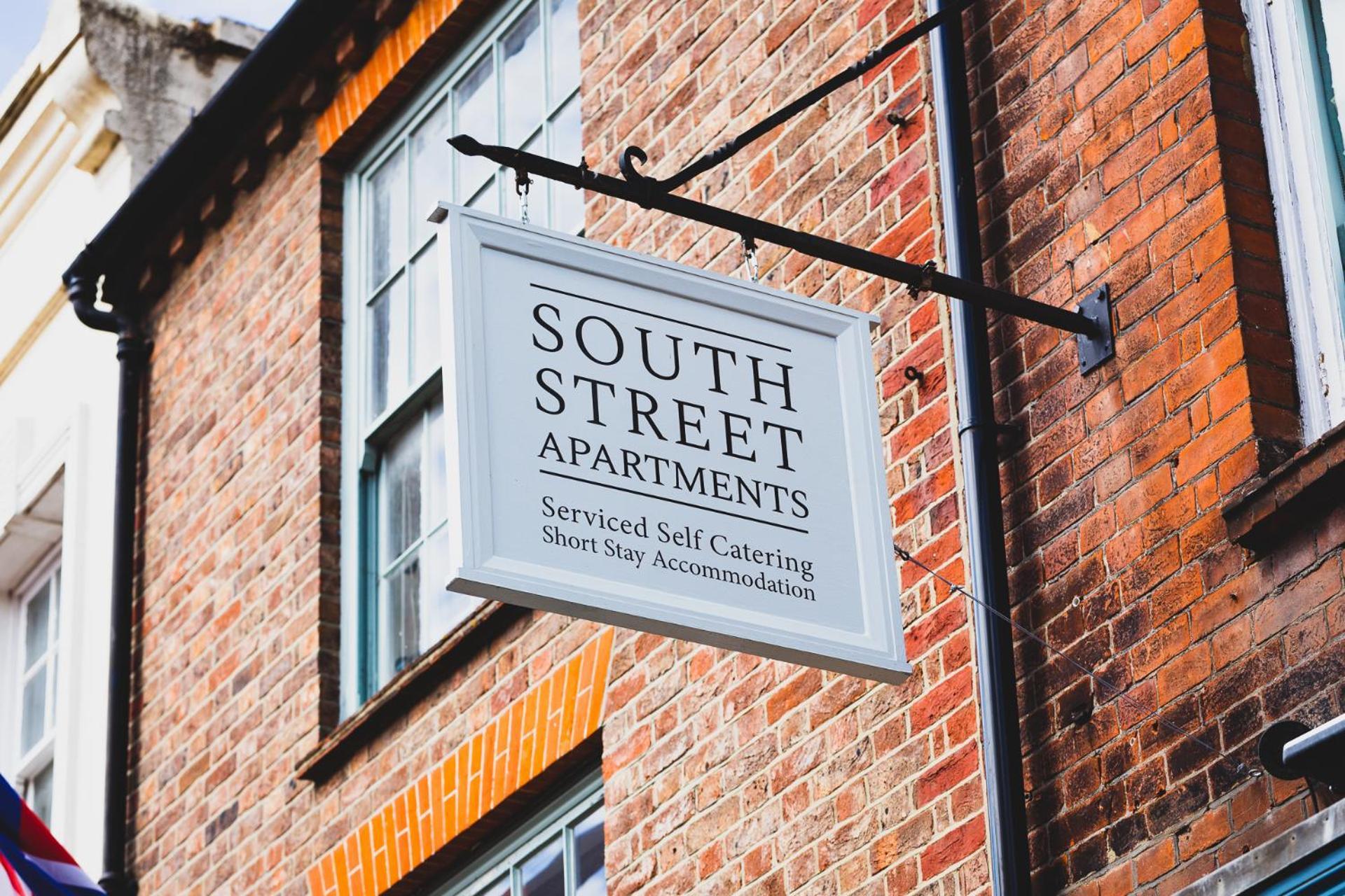 South Street Apartments ชิชิสเตอร์ ภายนอก รูปภาพ