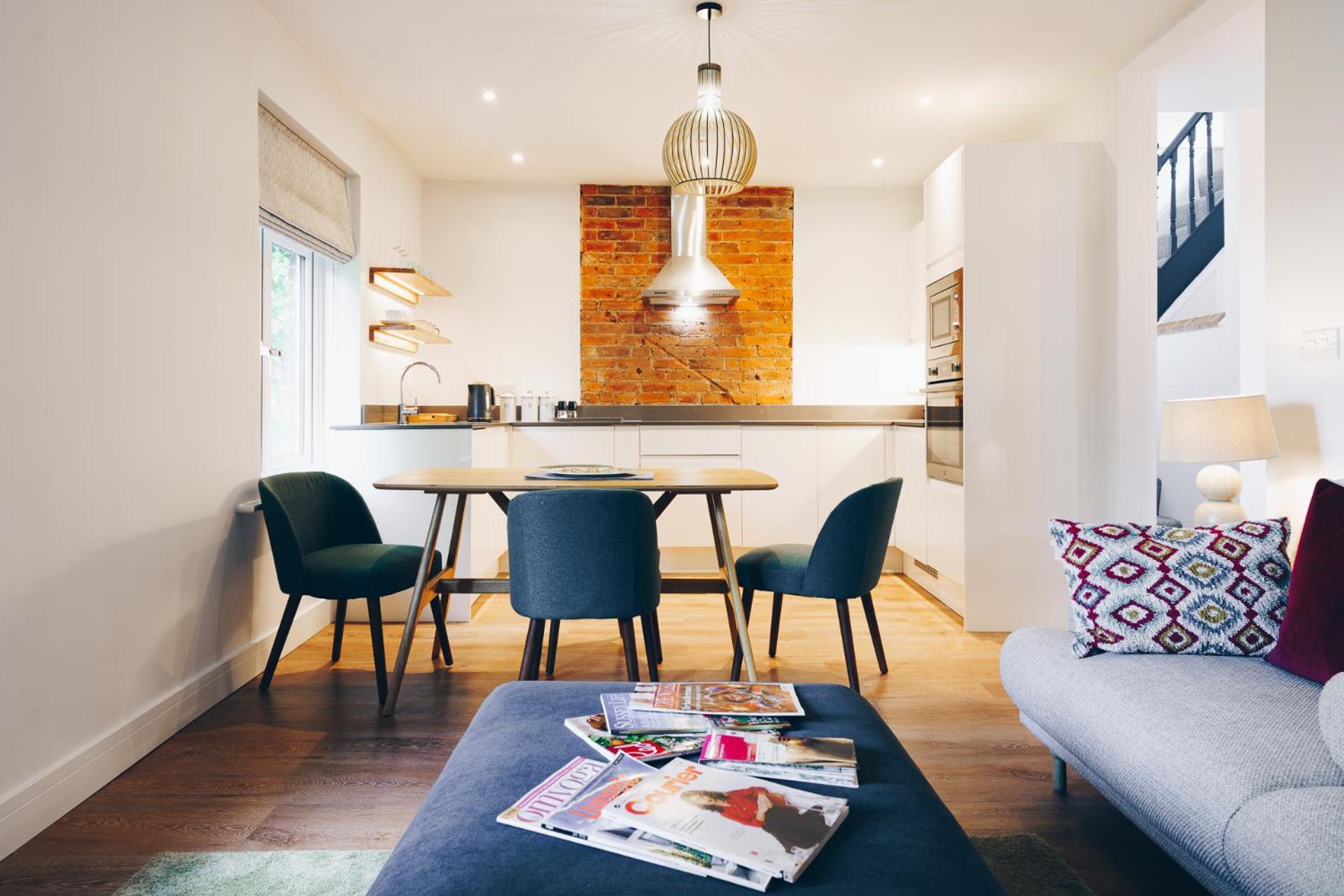 South Street Apartments ชิชิสเตอร์ ภายนอก รูปภาพ